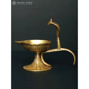 Soporte Diya de latón hecho a mano de 5 pulgadas con serpiente Panchamukha, ropa y accesorios musulmanes tradicionales hechos en India - Product Image 3