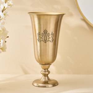 Florero de Metal con Acabado de Latón de Lujo, Diseño Floral Grabado, Centro de Mesa Decorativo Moderno para Decoración del Hogar y Hoteles - Product Image 1