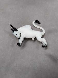 Figurine de taureau en verre artisanal, sculpture animale sculptée, blanche avec cornes et sabots noirs, pièce d'art décorative - Product Image 4