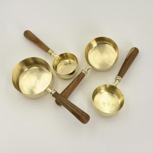 Tasses à mesurer en acier inoxydable doré de haute qualité pour la cuisine, avec manche en bois d'acacia, ensemble de cuillères, compatibles lave-vaisselle - Product Image 4