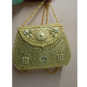 Sac à main de soirée élégant et léger en métal perlé de haute qualité, origine Inde, avec doublure en soie et fermeture Kiss Lock pour femme - Product Image 1