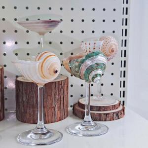 Vaso Artesanal de Cristal con Diseño de Concha Marina para Agua con Gas y Jugos, Ideal para Tiendas de Regalos de Lujo y Estilo de Diseño Interior Costero - Product Image 4