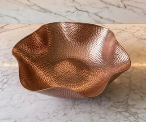 Bol à fruits en cuivre martelé, centre de table décoratif en métal à bord ondulé, grand récipient rustique moderne pour îlot de cuisine - Product Image 2