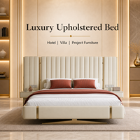 Lit plateforme de luxe en cuir crème capitonné avec tête de lit à cannelures verticales pour projets hôteliers et villas – Tailles Full/King