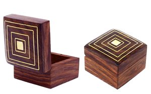 Boîte à bijoux en bois faite à la main pour femmes, organiseur de bijoux en bois sculpté à la main avec incrustations en laiton, cadeau - Product Image 2