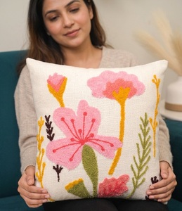 Funda de Cojín Decorativa con Diseño Floral de Prado, Hecha a Mano con Bordado Texturizado - Product Image 2