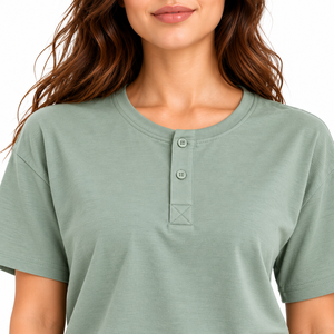 เสื้อยืดผู้หญิง Sage Henley ระบายอากาศได้ดี ทรงพอดีตัว ผลิตจากผ้าไลโอเซลล์ คอตตอนหวี และสแปนเด็กซ์ เนื้อผ้านุ่ม ยืดหยุ่น สวมใส่สบาย ขายส่ง รับผลิตแบบ OEM - Product Image 3