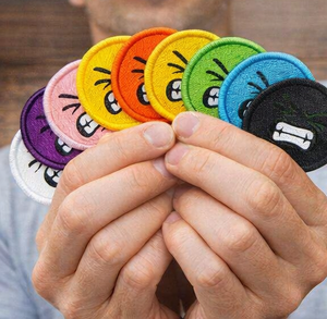 100 parches bordados surtidos con diseño de cara sonriente y cejas elevadas, 10 colores, termoadhesivos o para coser en ropa, bolsos y gorras - Product Image 4