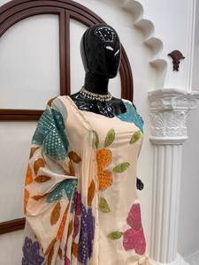 Salwar Kameez beige à motifs floraux en relief, avec dupatta en dentelle, haut à fines bretelles et pantalon large, pour mariage et tenue de soirée élégante - Product Image 5