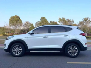 Hyundai Tucson SUV, 5 Asientos, Faros LED, Neumáticos R18, Aire Acondicionado Automático, Pantalla Táctil, Volante a la Izquierda, Gasolina - Product Image 4