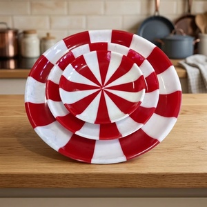 Assiettes de service durables en résine faites à la main, motif tourbillon rouge et blanc, forme irrégulière, design moderne et luxueux, vaisselle de fête en stock - Product Image 1