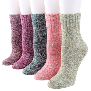 Chaussettes athlétiques décontractées modernes, tissu extensible confortable, conçues pour une utilisation prolongée et les activités quotidiennes - Product Image 6