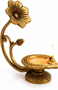 Lámpara de aceite artesanal de latón con arco floral y soporte, diseño floral artesanal. - Product Image 6