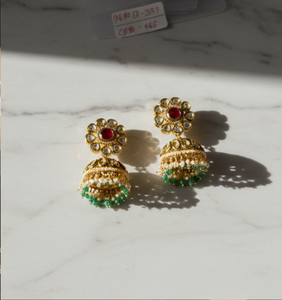 Boucles d'oreilles Jhumka traditionnelles plaquées or avec perles et perles vertes pour mariages et soirées, vente en gros - Product Image 3
