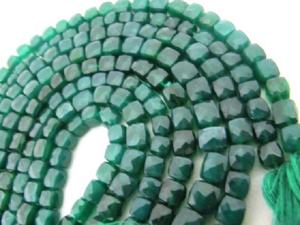 Perles en onyx vert naturel, forme cube, facettées, 6-8 mm, brin de 8 pouces de long - Product Image 2