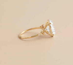 Bague de fiançailles solitaire en diamant taille ovale, or jaune 18 carats, sertissage à griffes, bijoux fins classiques pour femme - Product Image 3