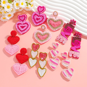 Vente en gros de nouveaux colliers élégants en perles roses pour la Saint-Valentin, faits à la main, avec des strass, des perles d'imitation, un nœud, un cœur, des perles de riz pour femmes par MULTI CRAFT - Product Image 3