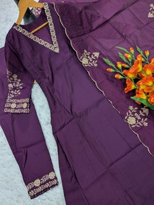 Conjunto de Kurta Morado Bordado para Mujer, Corte Holgado, Estilo Tradicional Indio-Pakistaní, Informal, de Rayón, Largo hasta el Tobillo, Elástico - Product Image 5