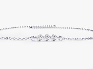 Pulsera de Lujo con Tres Diamantes Cultivados en Laboratorio, Corte Brillante Redondo, Engastados en Bisel, Oro Blanco de 14K - Product Image 4