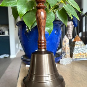 Campana de mano de latón de alta demanda con mango de madera para eventos escolares, llamadas al aire libre y sonido brillante. - Product Image 4