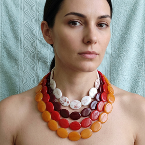 Collier perlé personnalisé en résine moulée à la main, multicolore, rond, avec motif 'Love', bijou de mariage, accessoire de mode - Product Image 1