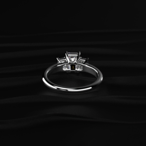 Elegante Anillo de Tres Piedras con Corte Esmeralda, con Diamante Cultivado en Laboratorio como Piedra Central de 2.00 Ct y Piedras Laterales con un Peso Total de 3.00 Ct - Product Image 2