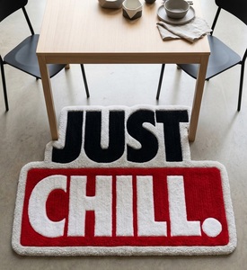 Alfombra de Lana Premium con Diseño Tipográfico 'Just Chill', Hecha a Mano, Antideslizante, en Rojo, Negro y Blanco, Diseño Decorativo - Product Image 1