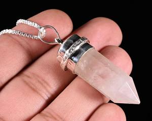 Collar con Colgante de Cuarzo y Plata 925 al por Mayor |   Colgante de Cristal Natural con Forma de Lápiz y Cadena |   Proveedor de Joyería Personalizada - Product Image 4