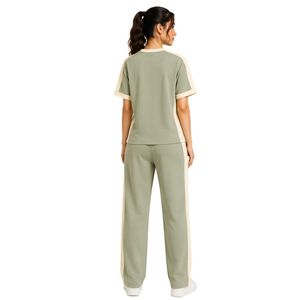 Conjunto de dos piezas informal personalizado para mujer, camiseta de manga corta verde salvia y beige y pantalones rectos largos, con detalles en contraste. - Product Image 2