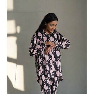 Camisa negra de manga larga para mujer con diseño de tigre durmiendo - Product Image 3