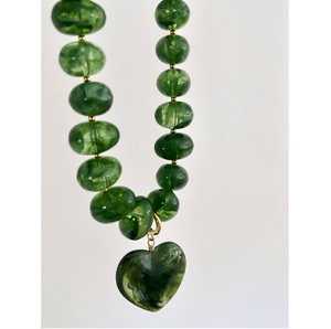 Collar de Cuentas de Resina Verde con Colgante de Corazón, Joyería de Moda para Mujer, Regalo para Ocasiones Especiales, Estilo Lindo, APEX ALIGN AARN13, Certificado por Terceros - Product Image 1