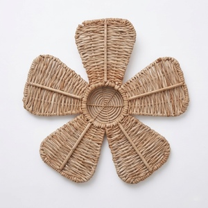 Decoración de Pared de Flores de Ratán Tejidas a Mano de Primera Calidad, Estilo Boho Chic Natural, Adorno para el Hogar, Arte de Pared Ecológico y Sostenible, Hecho por Artesanos - Product Image 3