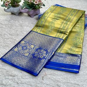 Sari en soie traditionnel avec broderie Zari et bordure contrastée, séchage rapide et évacuation de l'humidité, fabriqué au Gujarat - Product Image 1