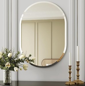 Espejo de Estilo Veneciano Clásico con Elementos de Vidrio Biselado Hechos a Mano y Detalles Decorativos Sofisticados - Product Image 1
