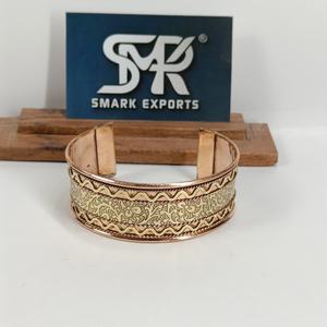 Brazalete de Cobre Ligero Hecho a Mano con Diseño Floral Grabado, Ajustable y Abierto, Joyería Tradicional para Hombres y Mujeres - Product Image 2