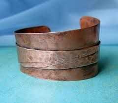 Bracelet manchette en feuille de cuivre fait main, design minimaliste, bijoux en métal - Product Image 4