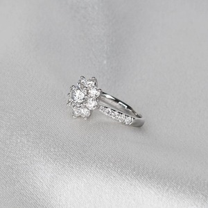 แหวนหมั้นเพชรซันฟลาวเวอร์เล็บรุ่นทองคำขาว 14K แหวนแต่งงานลายดอกไม้ แหวนสัญญา ดีไซน์เฉพาะ แรงบันดาลใจจากธรรมชาติ - Product Image 1