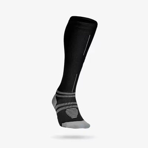 Chaussettes de sport montantes pour hommes, noires, respirantes, en tricot de spandex et polyester, style classique d'été, motif uni - Product Image 1