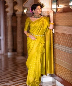 Sari de Seda Dorada, Vestido de Novia Tradicional Indio, Estilo Banarasi, Sari Drapeado para Mujer, Largo hasta el Suelo, Corte Regular, Sin Arrugas - Product Image 4
