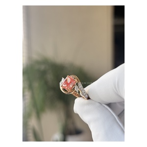 แหวนค็อกเทลเพชรเพาะเลี้ยงสีมรกต แรงบันดาลใจจากธรรมชาติ น้ำหนัก 2.50 กะรัต ประดับพลอยสีชมพูตรงกลาง ดีไซน์เกลียวแหวก 14KT ทองคำ หรูหราสำหรับผู้หญิง - Product Image 4