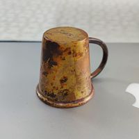 Gelas shot berbahan tembaga dengan tutup, berlapis finishing antik yang terlihat kuno dan klasik, digunakan di bar dan restoran.