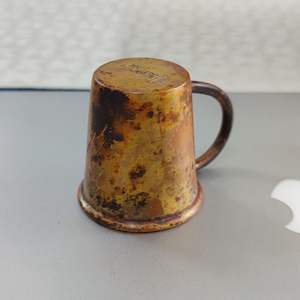 Vaso de chupito hecho de cobre con tapa con acabado antiguo que parece clásico y de estilo antiguo, utilizado en bares y restaurantes. - Product Image 5