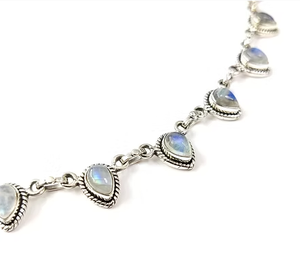Collier élégant et minimaliste en pierre de lune, tendance, fabriqué en argent sterling, pour toutes les occasions. - Product Image 2
