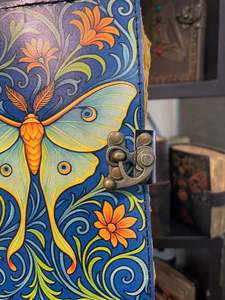 สมุดบันทึกปกแข็งหนังสีน้ำเงินคุณภาพสูง ทำมือ ลายผีเสื้อแบบวินเทจ กระดาษขอบดิบ 100 แผ่น - Product Image 6