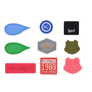 Etiquetas de tela personalizadas de PVC 3D con flores cosidas, etiquetas de ropa con logotipo personalizado, parches de PVC suaves, diseño en relieve 3D duradero - Product Image 3