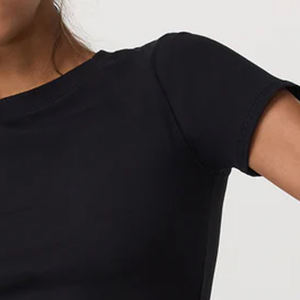 Camiseta de cuello redondo para mujer con diseño recortado/logotipo, color sólido suave con diseño elegante para compradores al por mayor, diseño de manga corta, informal. - Product Image 4