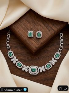Conjunto de Collar y Aretes de Oro con Incrustaciones de Kundan y Perlas, Joyería de Boda para Mujer, Estilo Clásico, Diseño Geométrico - Product Image 4