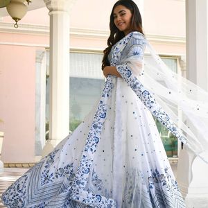 Lehenga Choli bordado con lentejuelas de hilo Zari en satén blanco con dupatta de red suave, semicosturado, precio al por mayor de Royal Export - Product Image 3