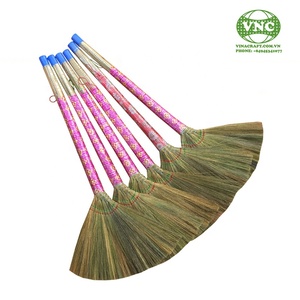 Balai à herbe vietnamien avec long manche en plastique, poils doux, écologique et durable pour le nettoyage des meubles et des sols - Prix - Product Image 3