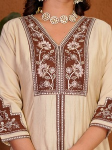 Ensemble de robe Anarkali en soie romaine élégante avec broderie multi-fils et travail manuel – Tenue de soirée - Product Image 5